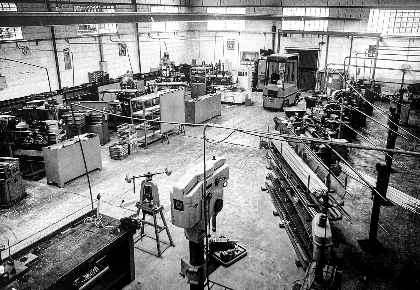 Interior del taller en 1988, en blanco y negro