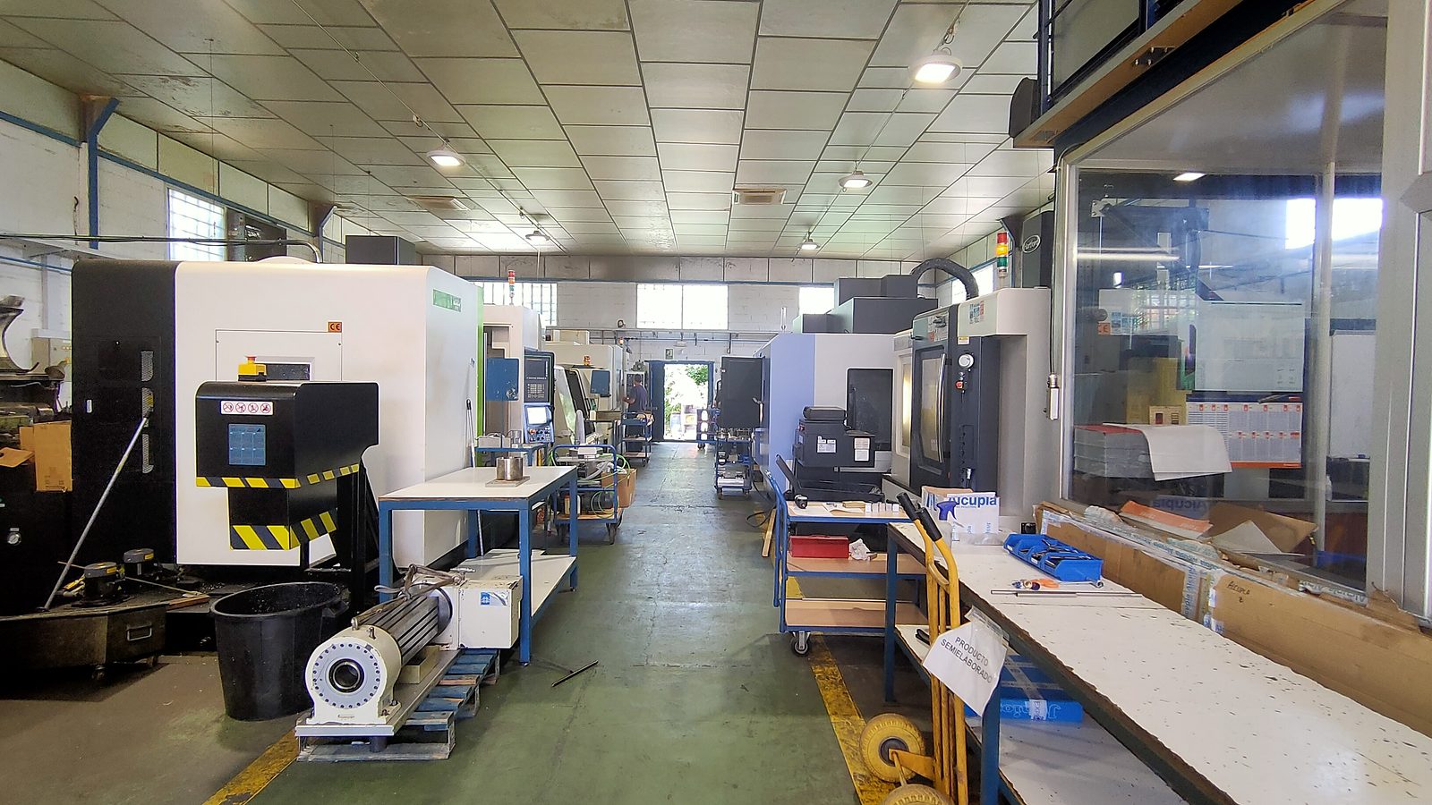 Interior actual del taller, con centros de mecanizado CNC