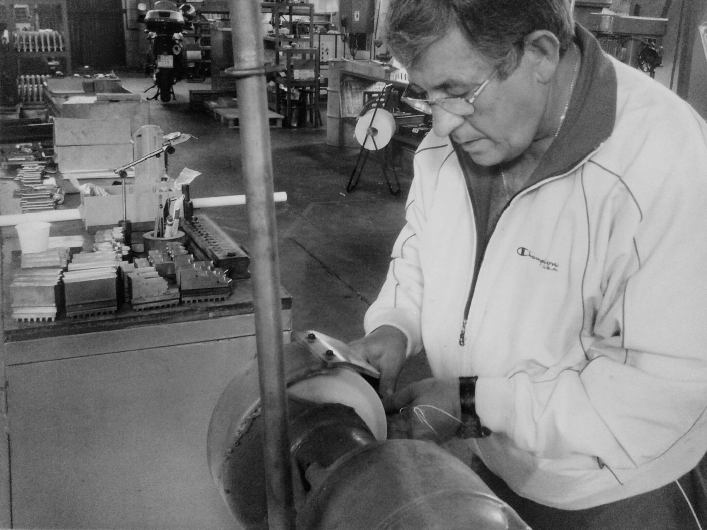 Casiano Sánchez trabajando una pieza en el taller