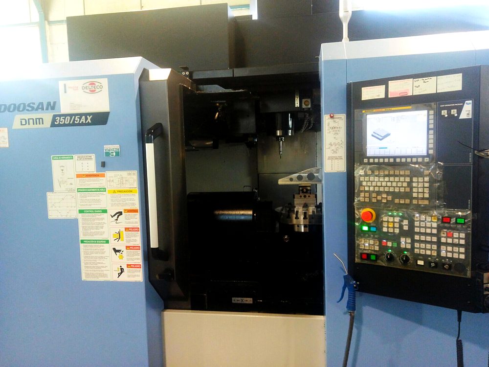Centro de mecanizado de 5 ejes Doosan DNM 350/5AX con control Fanuc